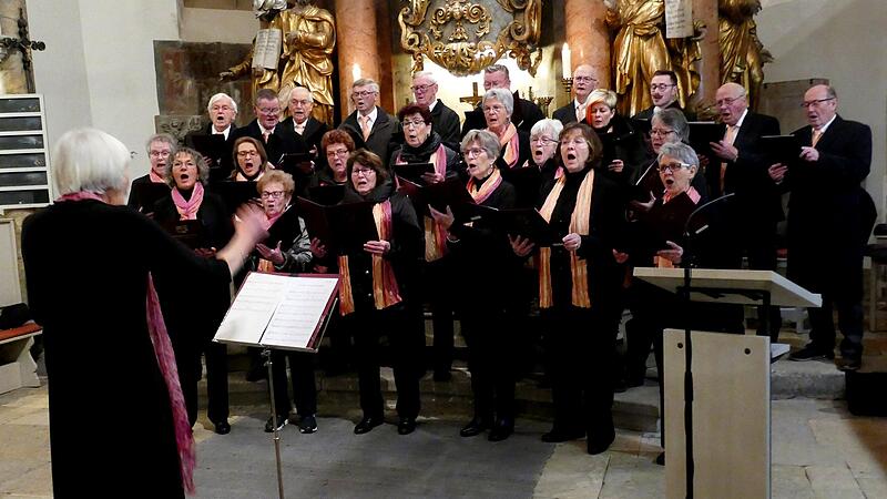 Der Gesangverein Himmelkron unter dem sicheren Dirigat von Renate Palder.