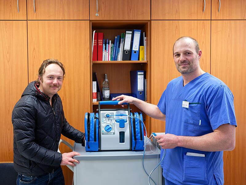 Markus Jasinski und Lukas Tadda pr&auml;sentieren das Ger&auml;t RhinoCill