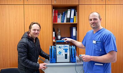 Markus Jasinski und Lukas Tadda pr&auml;sentieren das Ger&auml;t RhinoCill