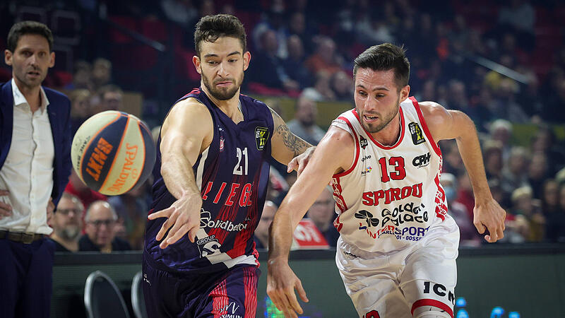 Baskets-Neuzugang Nik Dragan (links, im Trikot von Liege Baskets) kämpft um den Ball.