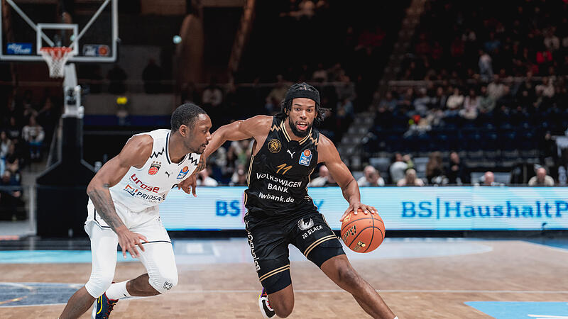 Bambergs Kyle Lofton (links) hat gegen Braunschweigs Chip Flanigan das Nachsehen. Bambergs Kyle Lofton (links) hat gegen Braunschweigs Chip Flanigan das Nachsehen.