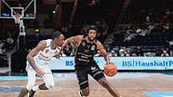 Bambergs Kyle Lofton (links) hat gegen Braunschweigs Chip Flanigan das Nachsehen.