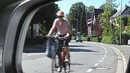 Radfahrer im Rückspiegel: Viele Zweiradfahrer fühlen sich in Coburg nicht sicher.