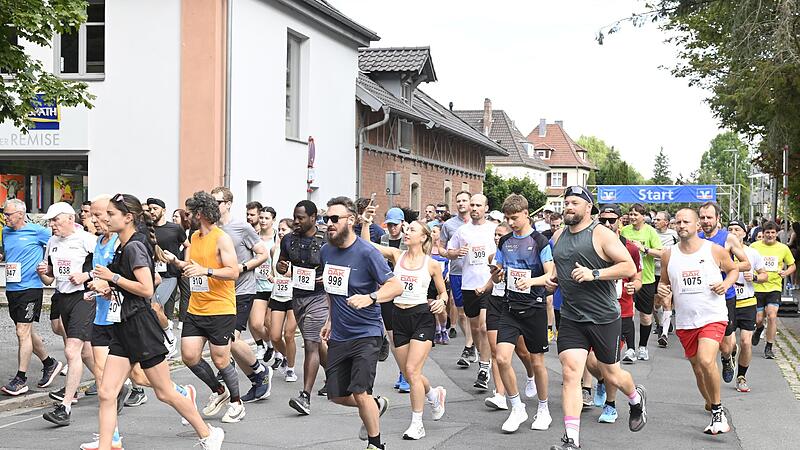 Start des Hauptlaufs über 10 Kilometer beim 43. VR-Bank-Lauf „Rund um die Veste Coburg“.
