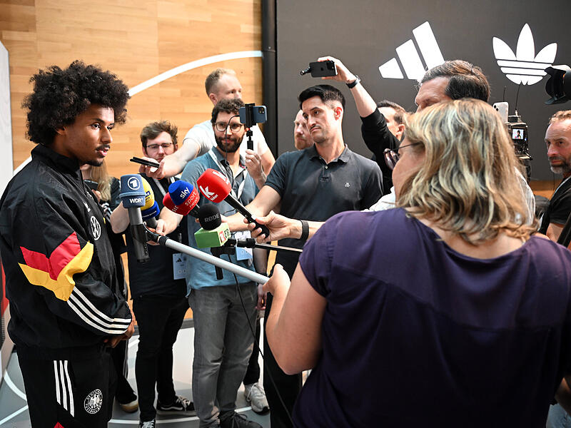 Karim Adeyemi stand den Journalisten am Dienstag Rede und Antwort. Unter anderem sprach er auch über die drei DFB-Neulinge.