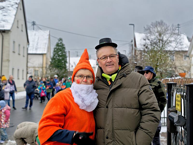 Trotz Schneefall herrschte beim Kinderfaschingsumzug in Ro&szlig;dorf eine super Stimmung.