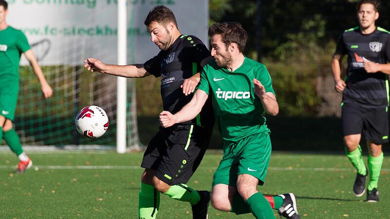 Der Neukenrother Jonas Fehn (rechts) geht in den Zweikampf mit Rene Schubart von der SG Burggrub/Stockheim II. Die beiden Lokalrivalen lieferten sich beim 3:3-Unentschieden ein wildes Spiel.
