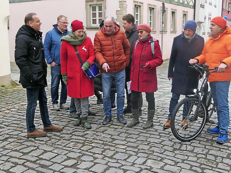 Die Kaplaneigasse mit ihrem Kopfsteinpflaster ist besonders problematisch. Darin waren sich (von links) Michael Schlegelmilch, Stephan Schneider, Kim Davey sowie Roswitha Stuhlfelder und Harald Emmert einig.