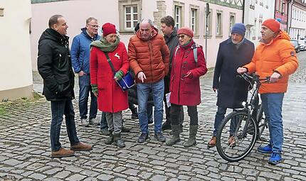 Die Kaplaneigasse mit ihrem Kopfsteinpflaster ist besonders problematisch. Darin waren sich (von links) Michael Schlegelmilch, Stephan Schneider, Kim Davey sowie Roswitha Stuhlfelder und Harald Emmert einig. Die Kaplaneigasse mit ihrem Kopfsteinpflaster ist besonders problematisch. Darin waren sich (von links) Michael Schlegelmilch, Stephan Schneider, Kim Davey sowie Roswitha Stuhlfelder und Harald Emmert einig.