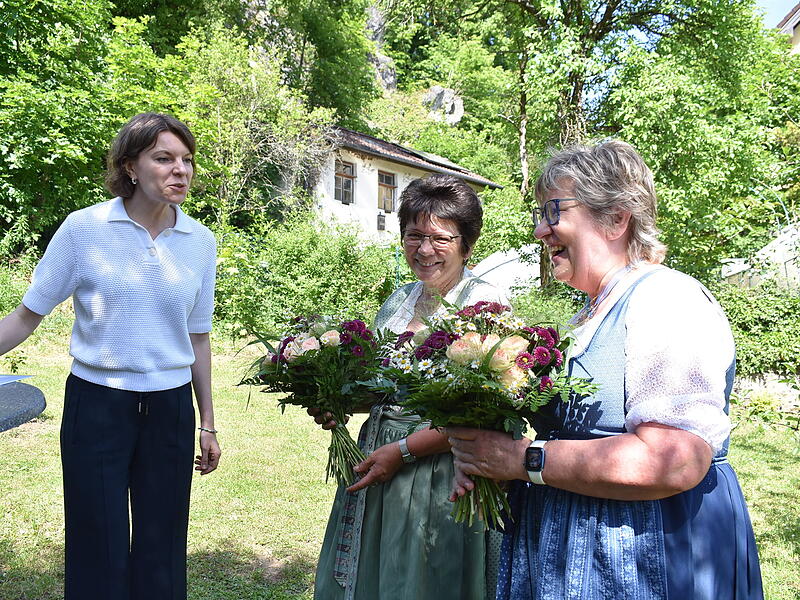 CSU-Bundestagsabgeordnete Emmi Zeulner (l.) er&ouml;ffnet die &bdquo;Offene Gartent&uuml;r&ldquo; und dankt Ingrid Steger (r.) und Gudrun P&ouml;hner, Vorsitzende des Gartenbauvereins in Hiltpoltstein.