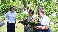 CSU-Bundestagsabgeordnete Emmi Zeulner (l.) er&ouml;ffnet die &bdquo;Offene Gartent&uuml;r&ldquo; und dankt Ingrid Steger (r.) und Gudrun P&ouml;hner, Vorsitzende des Gartenbauvereins in Hiltpoltstein.