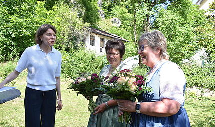 CSU-Bundestagsabgeordnete Emmi Zeulner (l.) er&ouml;ffnet die &bdquo;Offene Gartent&uuml;r&ldquo; und dankt Ingrid Steger (r.) und Gudrun P&ouml;hner, Vorsitzende des Gartenbauvereins in Hiltpoltstein.