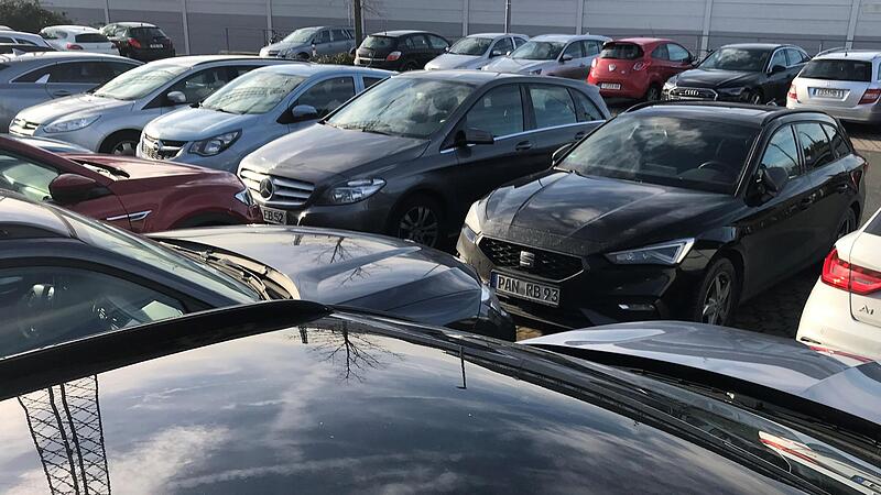 Der Parkplatz Am Stahl reicht schon lange nicht mehr, um den Parkbedarf der Pendler zu decken.Forchheim & Fränkische Schweiz Der Parkplatz Am Stahl reicht schon lange nicht mehr, um den Parkbedarf der Pendler zu decken.Forchheim & Fränkische Schweiz