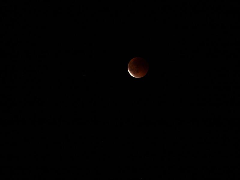 Auf der Ehrenbürg konnte man die Mondfinsternis in all seinen Phasen super verfolgen.Blutmond über Forchheim