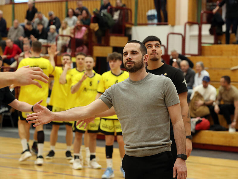 Headcoach Mark V&ouml;lkl klatscht seine Akteure bei der Spielervorstellung ab.
