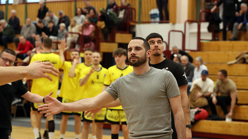 Headcoach Mark V&ouml;lkl klatscht seine Akteure bei der Spielervorstellung ab.