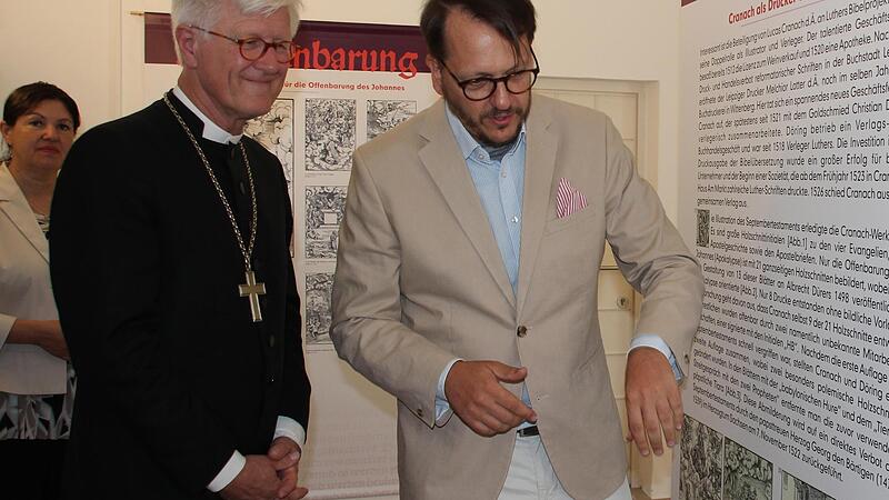 Museologe Alexander S&uuml;&szlig; erkl&auml;rt Heinrich Bedford-Strohm die Ausstellung.