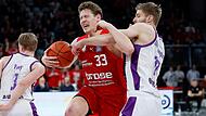 Das Duell der deutschen Small Forwards: Patrick Heckmann (links) setzte sich im Februar mit Bamberg gegen Mathis Mönninghoff knapp nach Verlängerung durch.