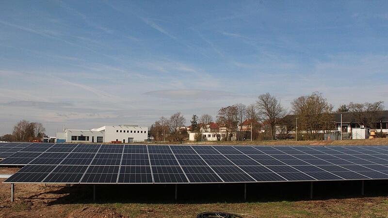 Letzte Hand muss noch an PV-Anlage an der Einberger Stra&szlig;e in R&ouml;dental angelegt werden, dann k&ouml;nnen die 3500 Solarmodule Strom an einzigen Abnehmer, die Saint-Gobain Industriekeramik GmbH, liefern.