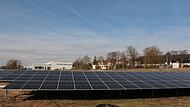 Letzte Hand muss noch an PV-Anlage an der Einberger Straße in Rödental angelegt werden, dann können die 3500 Solarmodule Strom an einzigen Abnehmer, die Saint-Gobain Industriekeramik GmbH, liefern.