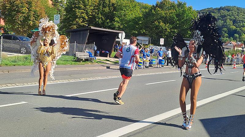 Stimmungsmacher an der Strecke: Sambat&auml;nzerinnen.