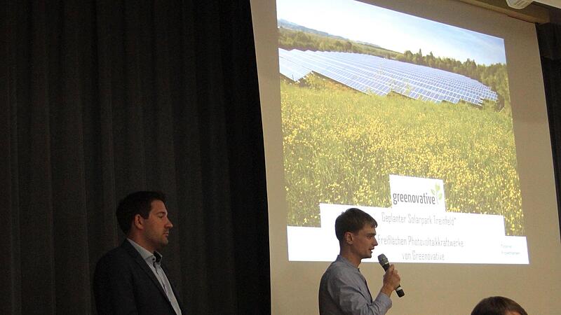 Geschäftsführer Bernd Fuchs und Projektleiter Daniel Birkmair (von links) von „Greenovative“ bei der Vorstellung der Planung für den „Solarpark Treinfeld.