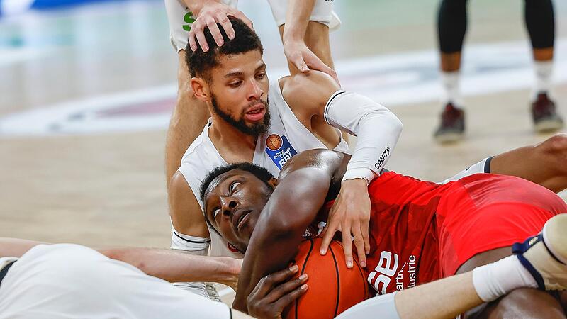 Der Hamburger Kendale McCullum (oben) wird am Freitag nicht mehr mit Solomon Young um den Ball kämpfen. Der Topscorer aus dem Hinspiel wechselte nach Vilnius.