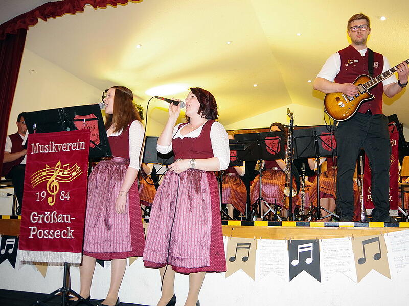 Im Bild  (von links) Sarah Br&uuml;ckner und Eva Querfurth schmetterten den Friedensappell &bdquo;Zombie&ldquo;.