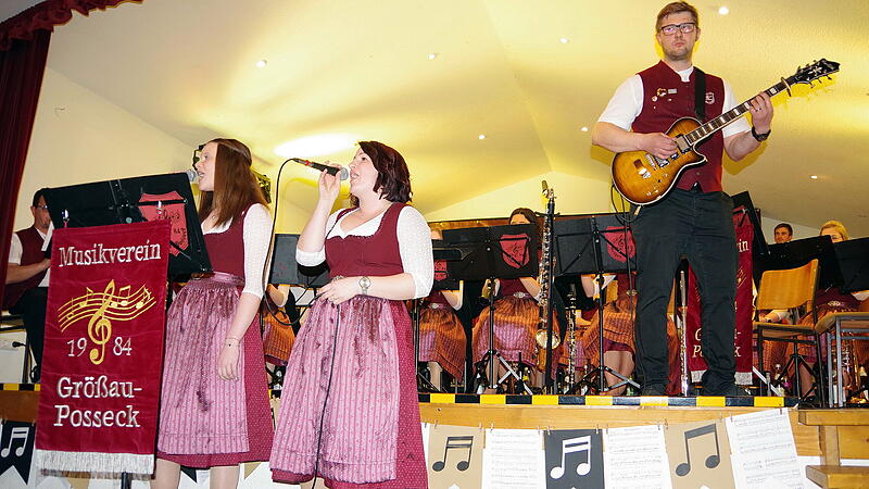 Im Bild  (von links) Sarah Br&uuml;ckner und Eva Querfurth schmetterten den Friedensappell &bdquo;Zombie&ldquo;.