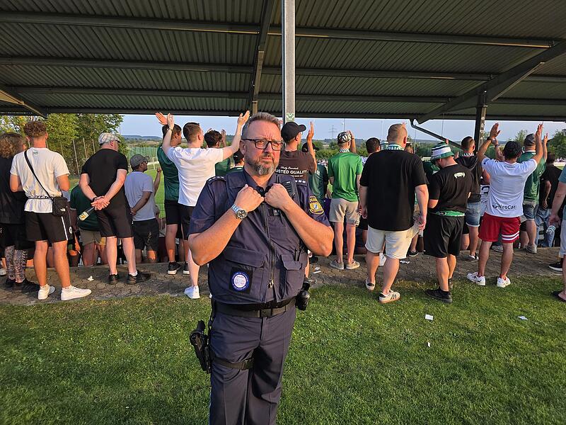 Polizeihauptkommissar Andreas Kaiser beim Totopokalspiel Großbardorf gegen Schweinfurt. Polizeihauptkommissar Andreas Kaiser beim Totopokalspiel Großbardorf gegen Schweinfurt.