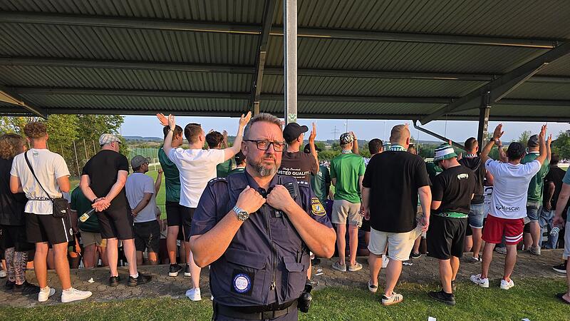 Polizeihauptkommissar Andreas Kaiser beim Totopokalspiel Gro&szlig;bardorf gegen Schweinfurt.