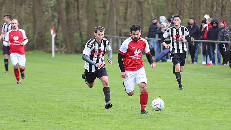 Jusuf Kurtanovic (rechts), hier in einem Spiel gegen den FSV Krum als Feldspieler des FC Zeil unterwegs, sprang beim SV Rapid Ebelsbach am vergangenen Wochende als Torwart ein.