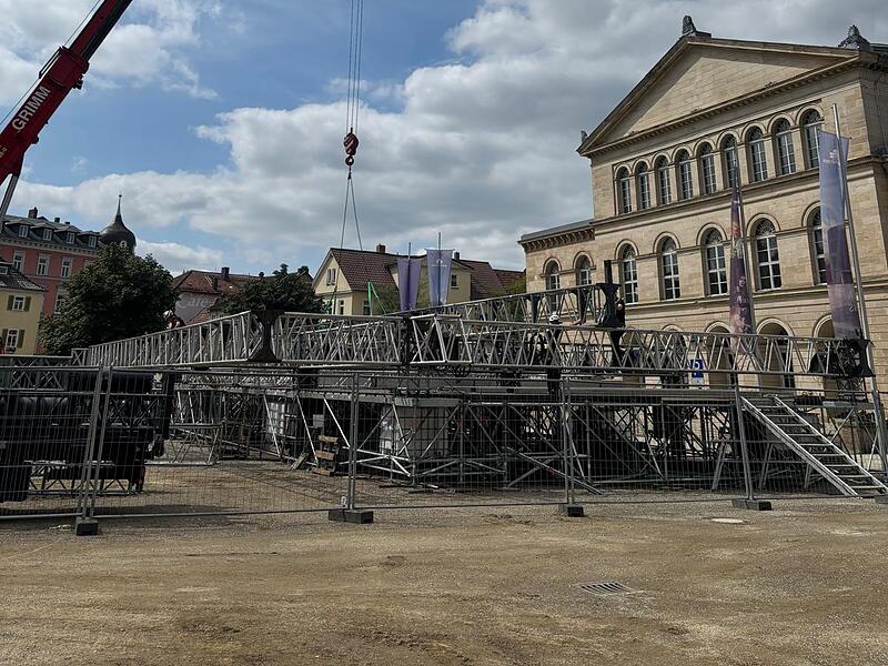 HUK-Coburg-Open-Air-Sommer 2024: Aufbau der B&uuml;hne auf dem Schlossplatz