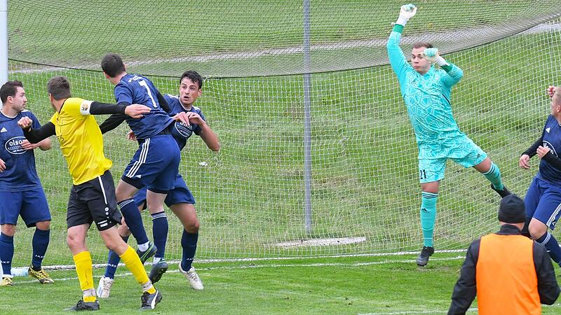 Unter Dauerfeuer stand das Tor der SG Oberleichtersbach/Modlos gegen den TSV Wollbach. In dieser Szene versucht es der Wollbacher Kapitän Christoph Kriener per Kopf, doch Gästekeeper Niklas Geppert ist auf dem Posten. Am Ende gewinnen die Wollbach...