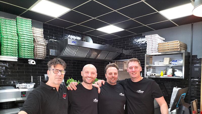 Stolz auf die Neueröffnung (von rechts nach links): Nicola Giaracuni , Abramo Giaracuni, Geschäftsführer Giuseppe Novello und Weinhändler Luigi Tramacere Stolz auf die Neueröffnung (von rechts nach links): Nicola Giaracuni , Abramo Giaracuni, Geschäftsführer Giuseppe Novello und Weinhändler Luigi Tramacere