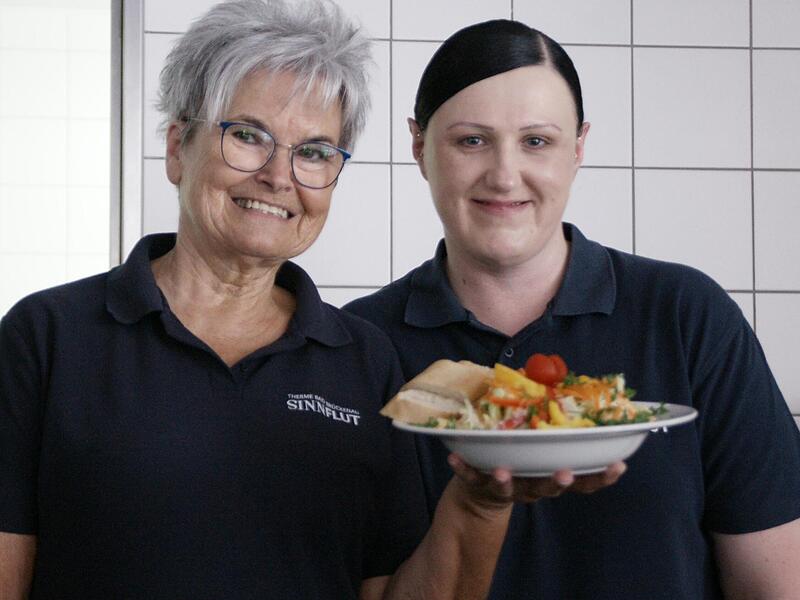 Petra Schöberl (links) und Annette Ziegler bieten in der „Arche Noah“ bis Samstag etwas gegen den Hunger. Petra Schöberl (links) und Annette Ziegler bieten in der „Arche Noah“ bis Samstag etwas gegen den Hunger.