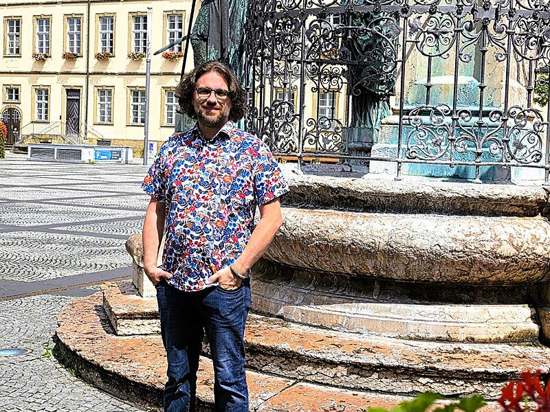 Kabarettist und Autor Florian Herrnleben auf dem Maxplatz in Bamberg