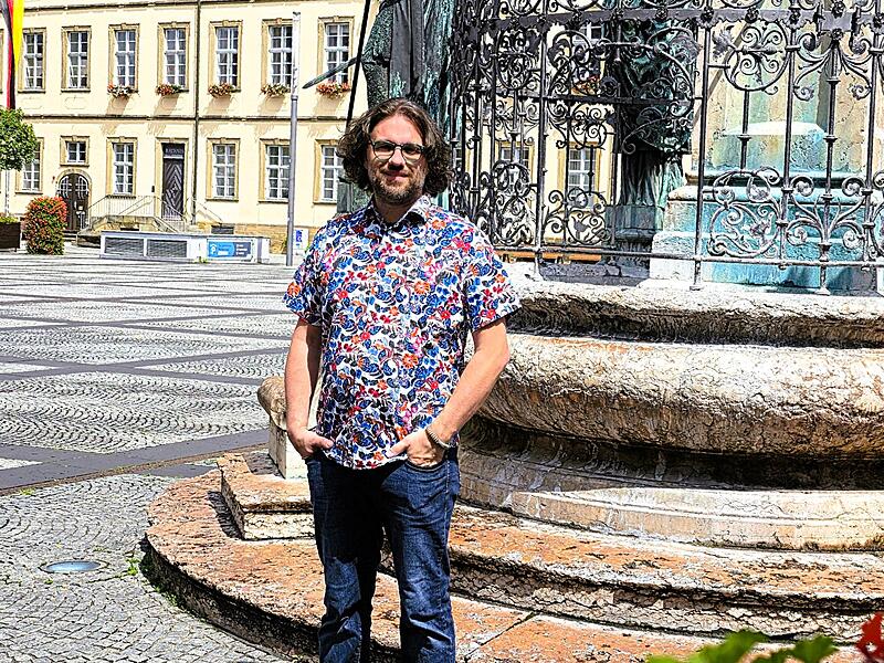 Kabarettist und Autor Florian Herrnleben auf dem Maxplatz in Bamberg Kabarettist und Autor Florian Herrnleben auf dem Maxplatz in Bamberg