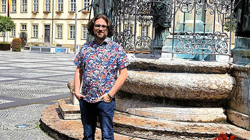 Kabarettist und Autor Florian Herrnleben auf dem Maxplatz in Bamberg Kabarettist und Autor Florian Herrnleben auf dem Maxplatz in Bamberg
