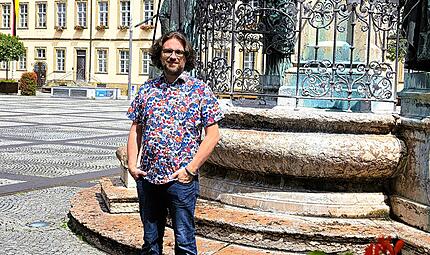 Kabarettist und Autor Florian Herrnleben auf dem Maxplatz in Bamberg