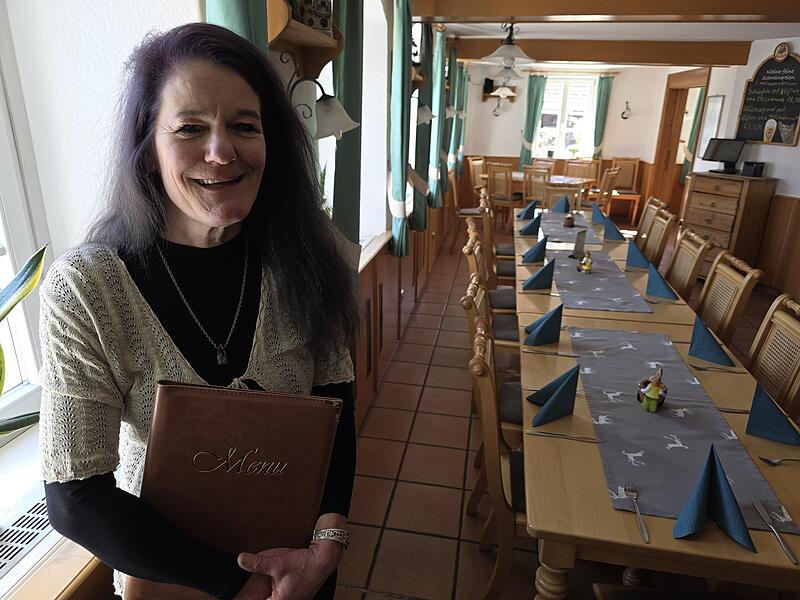 Tina Gebert ist die neue Wirtin im "Zum Goldenen Kreuz" in Untererthal.