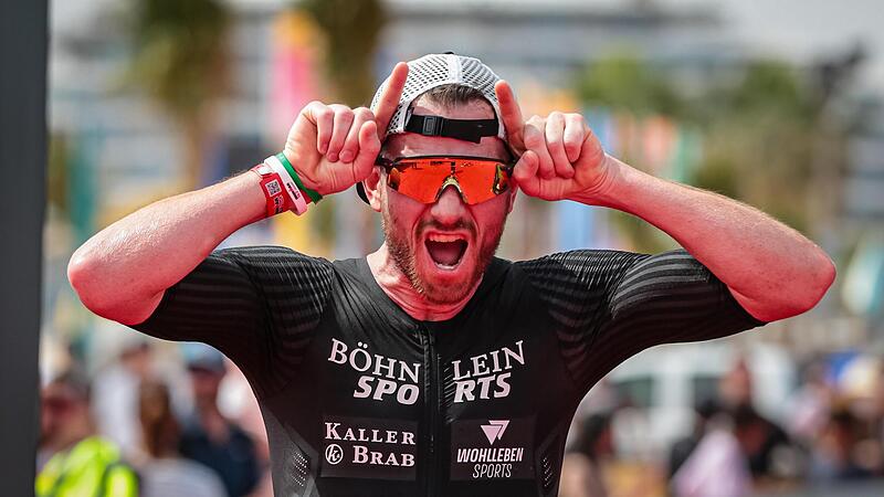 In Siegespose beim Ironman in Dubai. Dort belegte der Bamberger Chris Dels den elften Rang.