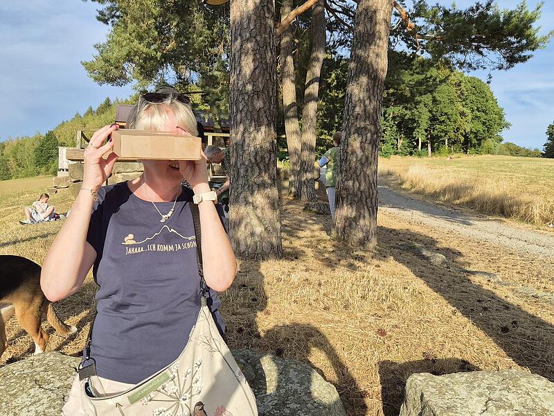 An der Grillh&uuml;tte Edelruh in Bad Br&uuml;ckenau haben am 12. August 2026 Interessierte die Sonnenfinsternis beobachtet.