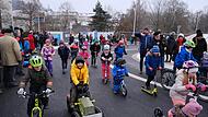 Begeistert drehten am Sonntag die Kinder auf dem neuen Kreisel ihre Runden.