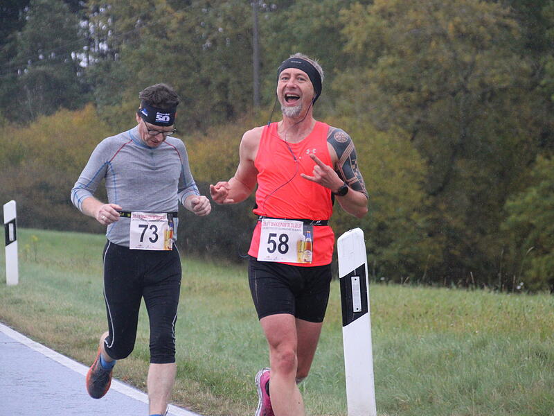 Trotz nasskaltem Herbstwetter lie&szlig;en sich die Sportler den Spa&szlig;  beim 38. Frankenwaldlauf der LG Ludwigschorgast nicht vermiesen.