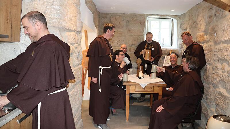 Im Innern der &bdquo;Alten Schmiede&ldquo; genie&szlig;en die Se&szlig;lacher M&ouml;nche gerne ihr selbstgebrautes Bier.