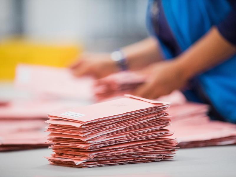Viele Wahlhelferinnen und -helfer werden gebraucht. Viele Wahlhelferinnen und -helfer werden gebraucht.