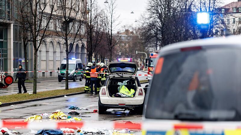 Auto in M&uuml;nchen in Menschengruppe gefahren