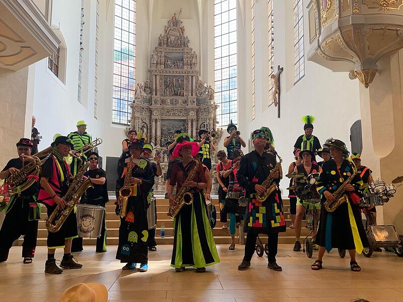 Seit 25 Jahren Kult beim Samba-Festival in Coburg: der Auftritt der Quastenflosser in der Kirche. Seit 25 Jahren Kult beim Samba-Festival in Coburg: der Auftritt der Quastenflosser in der Kirche.