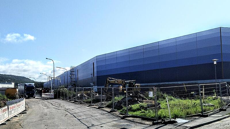 Schon weit gediehen ist der Neubau eines Logistikzentrums in der Austra&szlig;e in Neustadt.